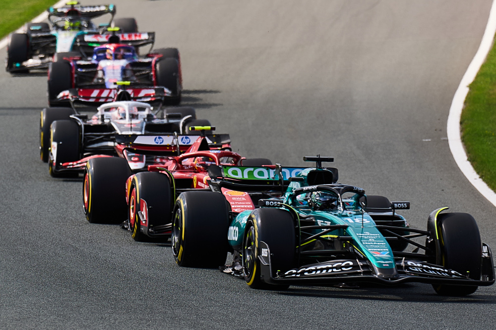 开云sport-迈凯伦绝杀索伯车队，塞恩斯统治全场